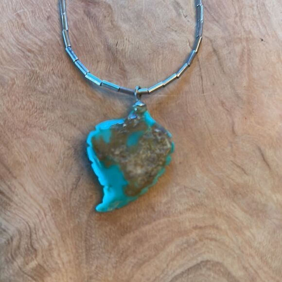 Vintage Carved Turquoise Leaf Pendant Liquid Sterling Silver Chain - Picture 5 of 5